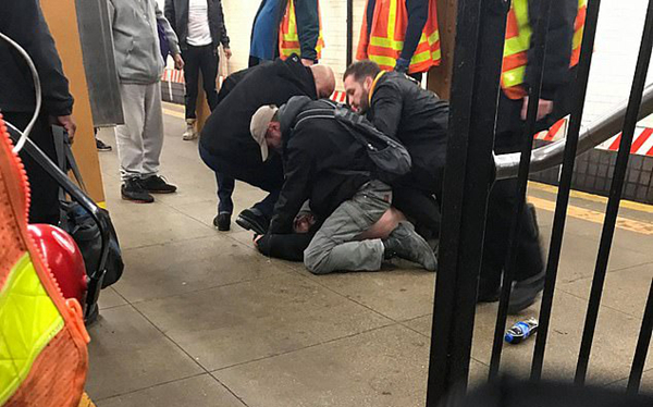 周三晚上11:30左右,两名男子在地铁站发生了打斗图:路人按住了行凶者