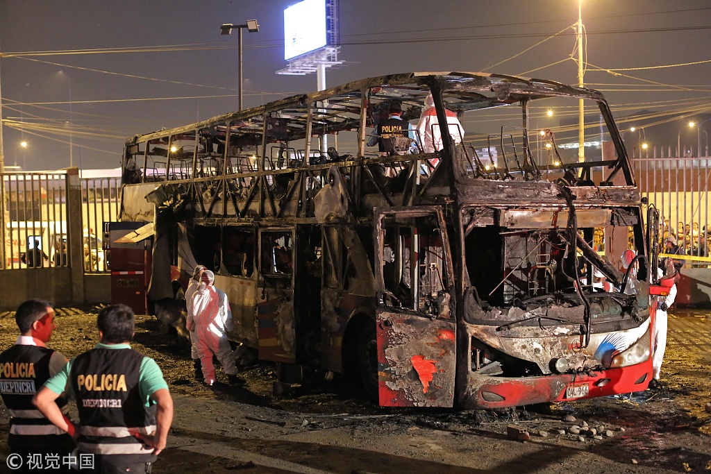 11 秘鲁一长途客车起火 至少20人丧生