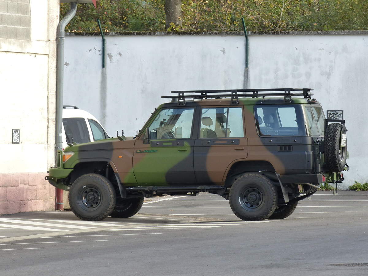 的陆地巡洋舰越野车,该车辆作为法国陆军的轻型轮式多功能运输载具