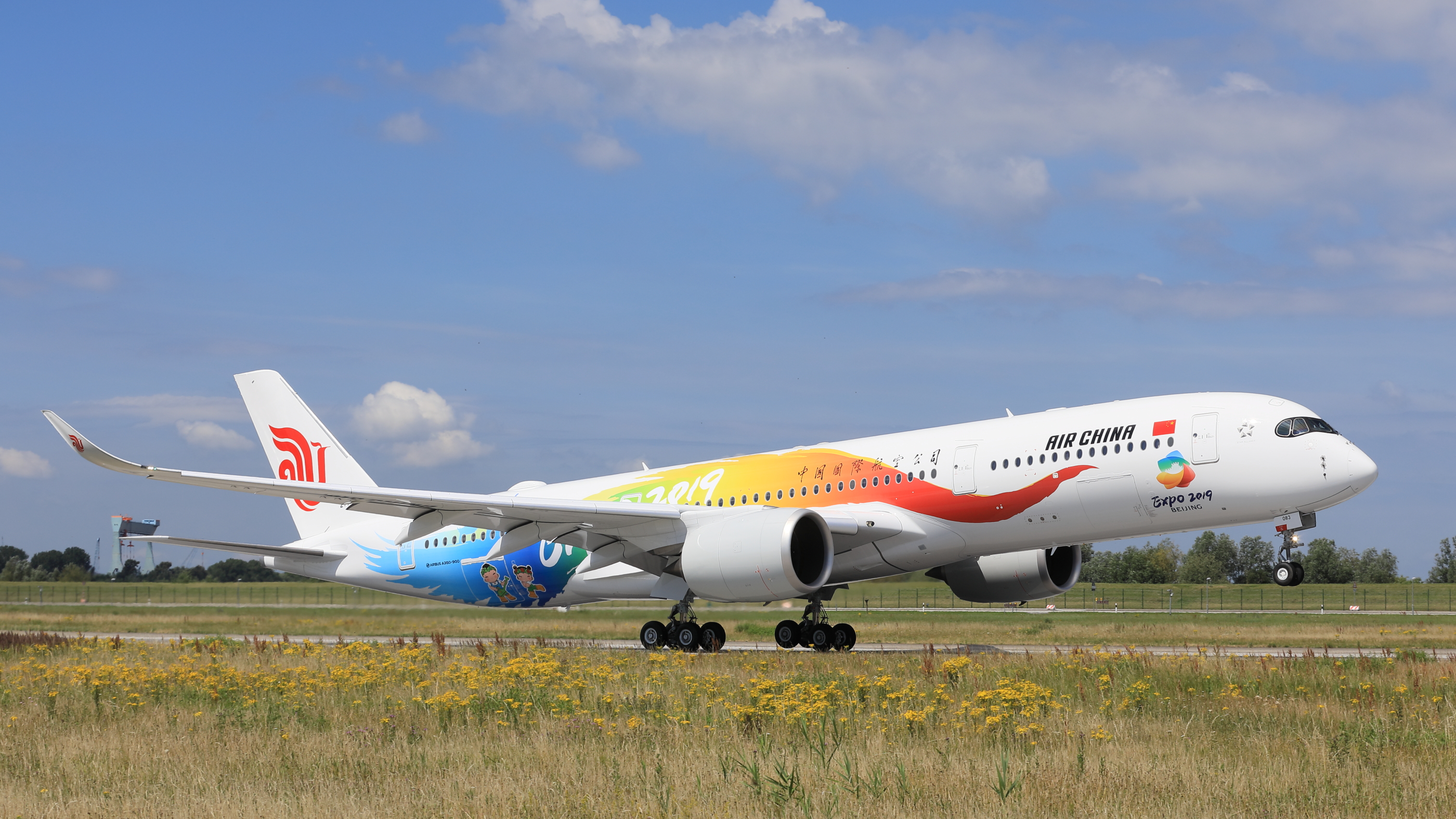 世园会主题彩绘飞机a350-900"多彩世园号"北京-伦敦首航仪式在京举行