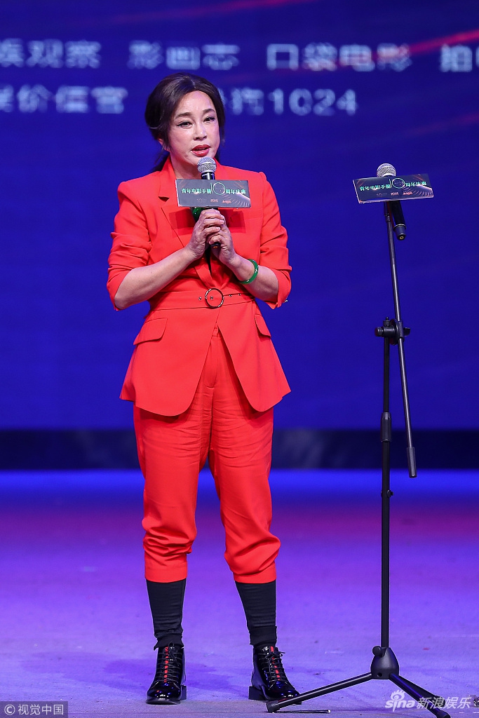 63岁刘晓庆现身活动气色好 手插兜讲话站姿霸气