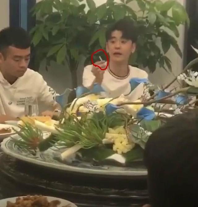 看到张云雷抽烟，粉丝们真为他担心。对此，你怎么看？