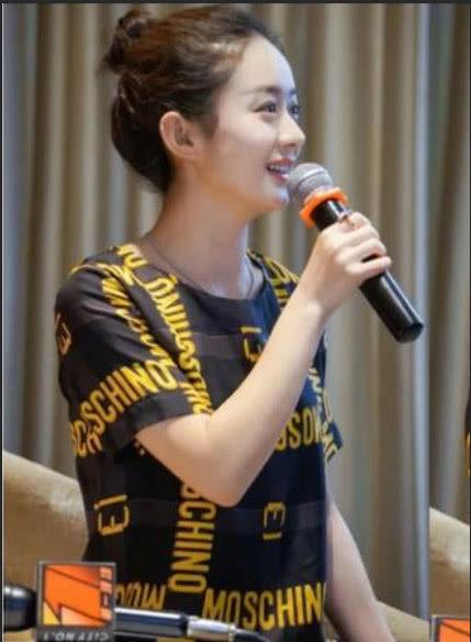 赵丽颖坐月子被探访颖宝胖了一脸幸福肥手上大钻戒特显眼