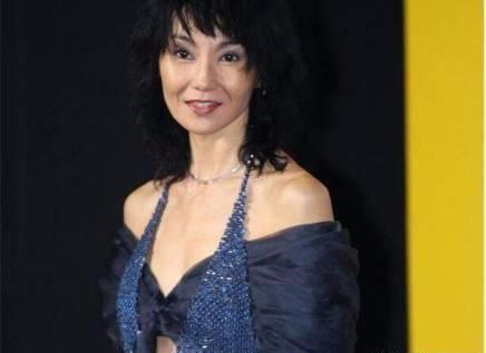 张曼玉的笑，是非常自然的。一点也不做作。就好像邻家的大姐姐一样。