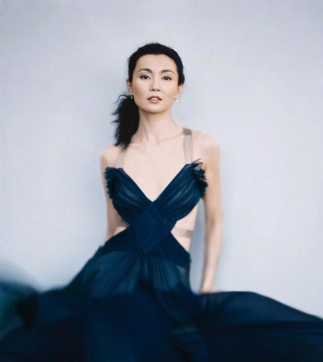 张曼玉嘟嘴卖起萌也是毫不违和，漂亮的不行。