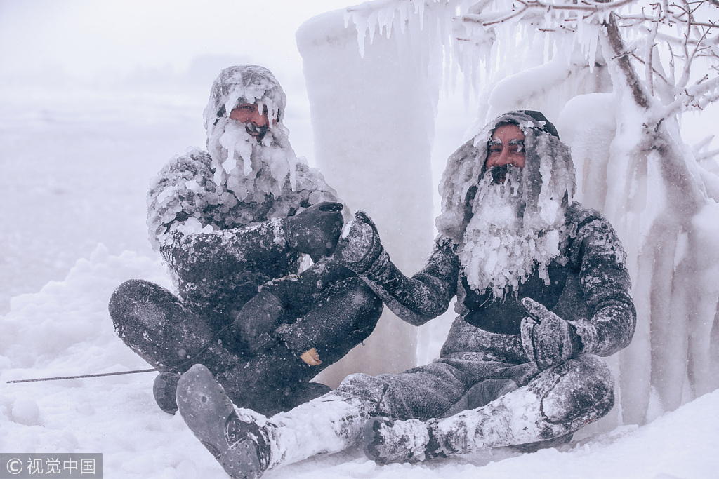 美国猛男冰天雪地中冲浪 头发胡须全冻住仿佛人形"冰雕"
