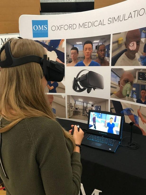 英医生通过虚拟现实系统模拟对患者进行紧急护理