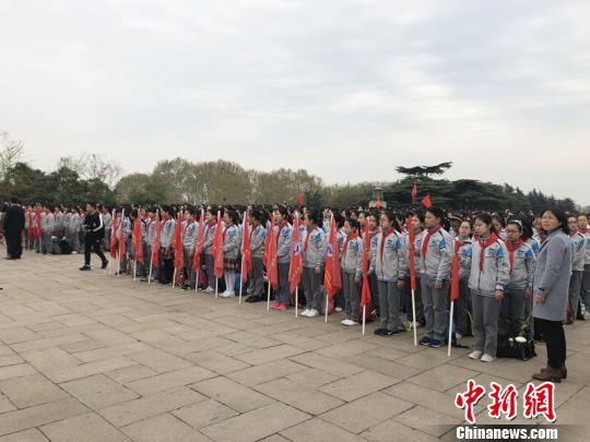南京雨花台烈士陵园迎清明祭扫高峰 一周接待近50万人次