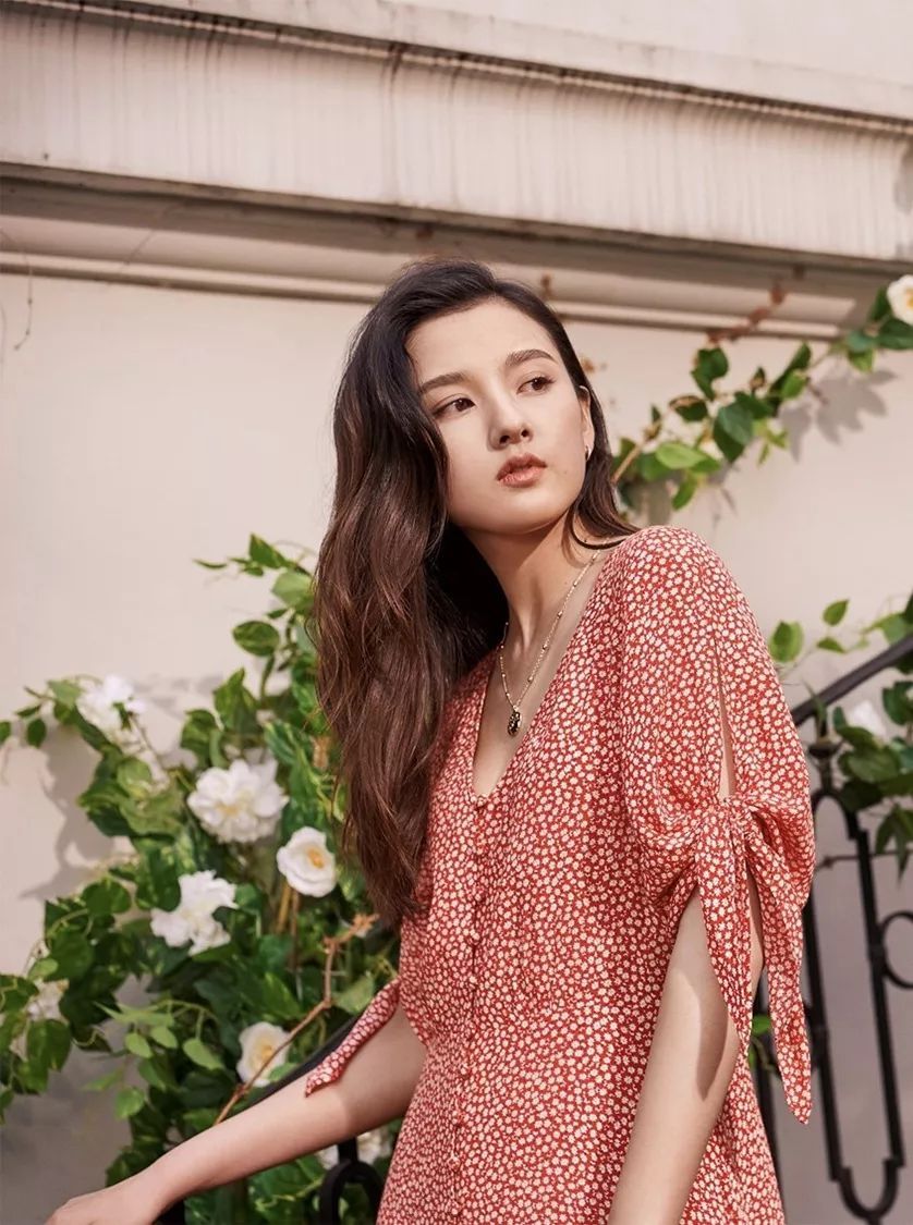 祖儿宣仪脖子上挂硬币超时髦水逆结束是时候get钱币项链开运法啦