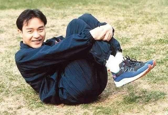 休息中的张国荣，他的笑总会让你觉得很孩子！