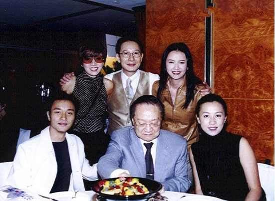 张国荣曾出演金庸的武侠电影，这是剧组演员聚会时留下的合照。