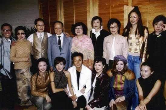 张国荣曾出演金庸的武侠电影，这是剧组演员聚会时留下的合照。