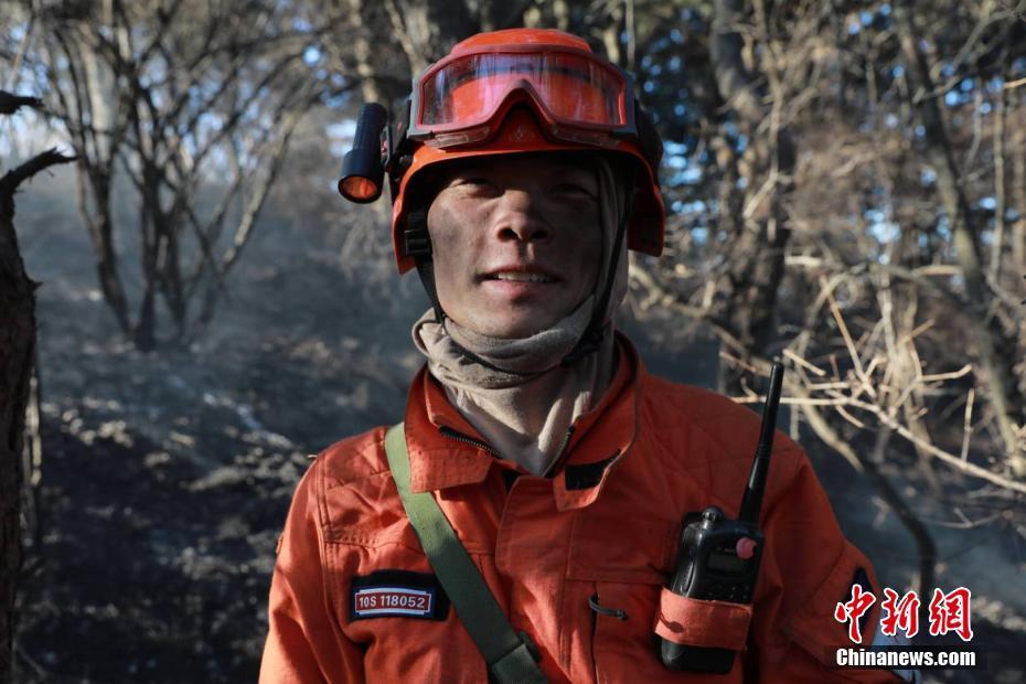 消防员彻夜扑救山西沁源山火自带烟熏妆戳泪点