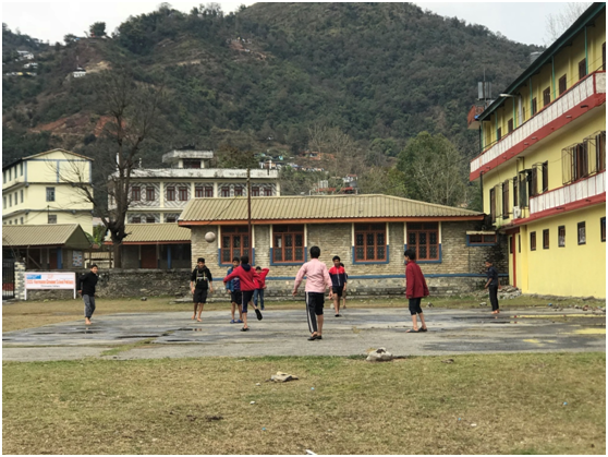 在博卡拉“大石岭西藏村”，在尼藏人孩子与尼泊尔孩子踢球 彭泽锋摄