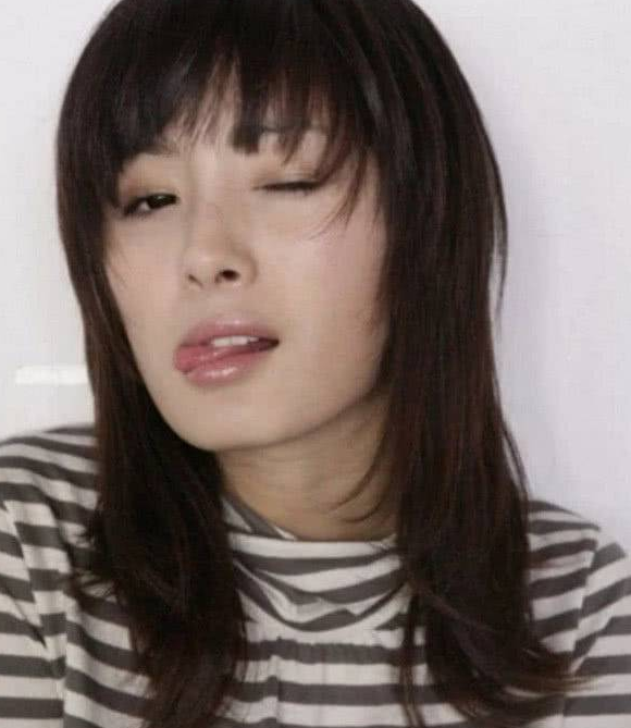 杨幂17岁旧照曝光与49岁成龙拍广告整没整容一眼就能看出