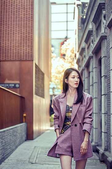 近日,正在拍摄《斗罗大陆》的演员张雯出席上海时装周活动,一袭率性