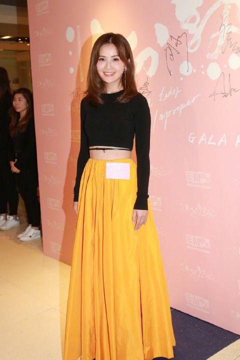 阿sa因其甜美外形及阳光微笑而深受粉丝们的喜爱和追捧，被誉 为“香港人气天后”。