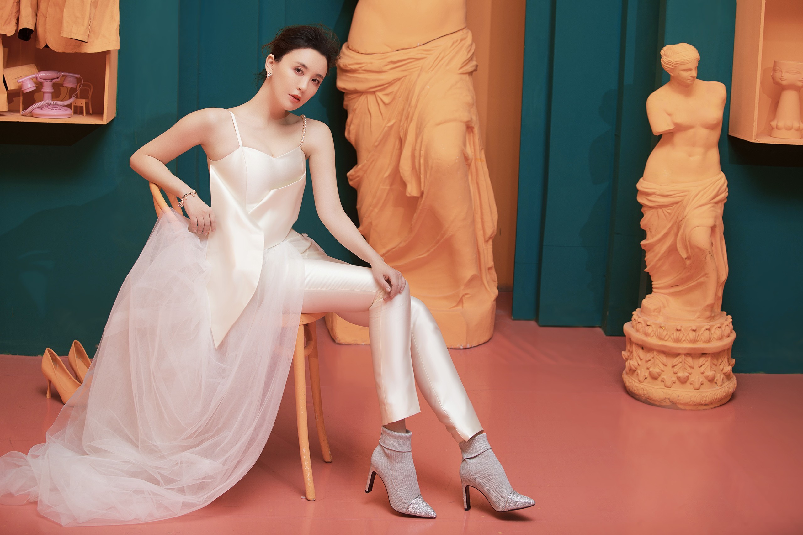 吕佳容春日个性艺术写真 网友:性感冷艳挡不住