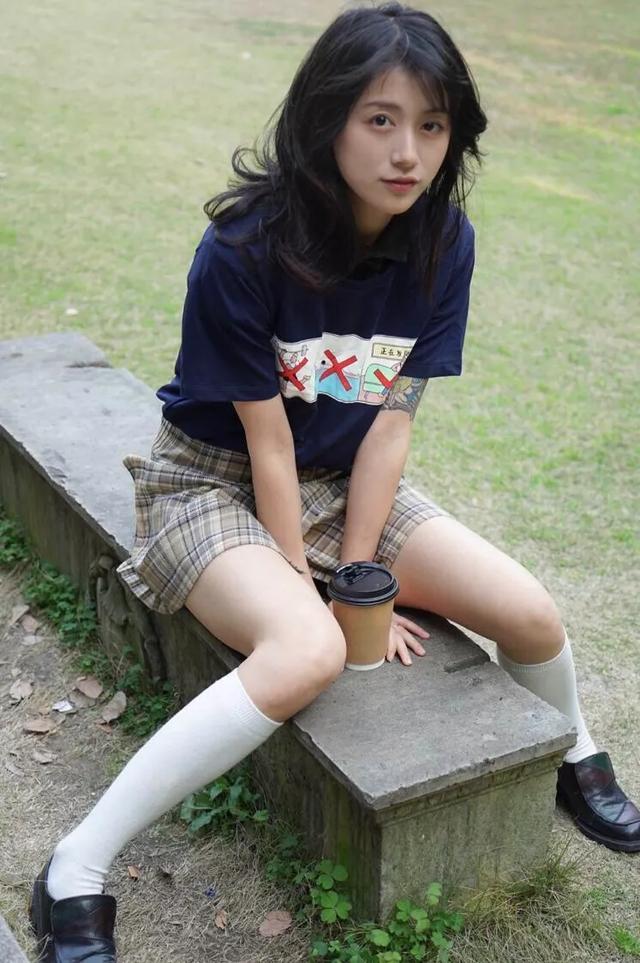 最近的黑尾酱也是在网上晒出自己的一些照片,非常的好看,穿的是和李诞