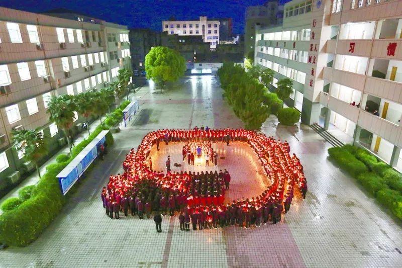 “真没想到他这么辛苦，这么忙，过年都在救火。”张金花说。