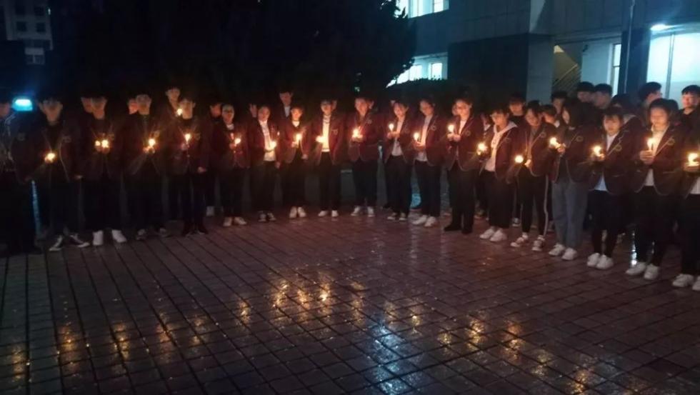 细雨静静地下，无人说话，那一刻，哀思潮涌。