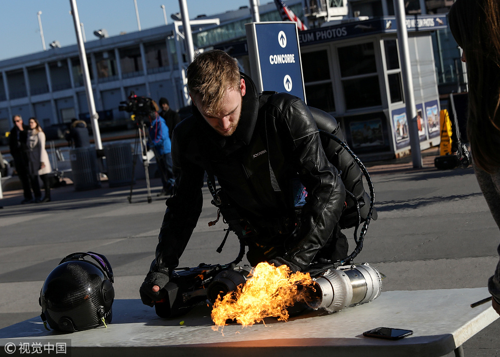 美国工程师展示喷气式飞行服 似悬浮空中异常炫酷