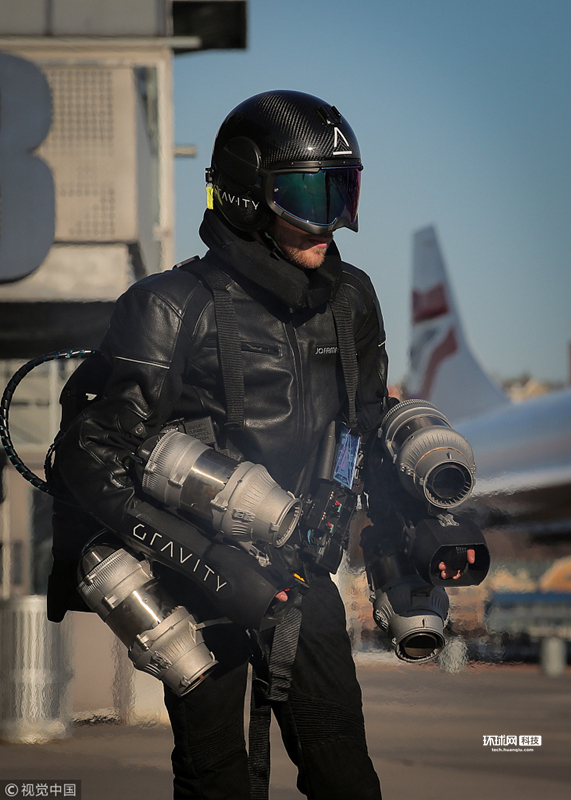 5 美工程师展示喷气式飞行服 似悬浮空中异常炫酷