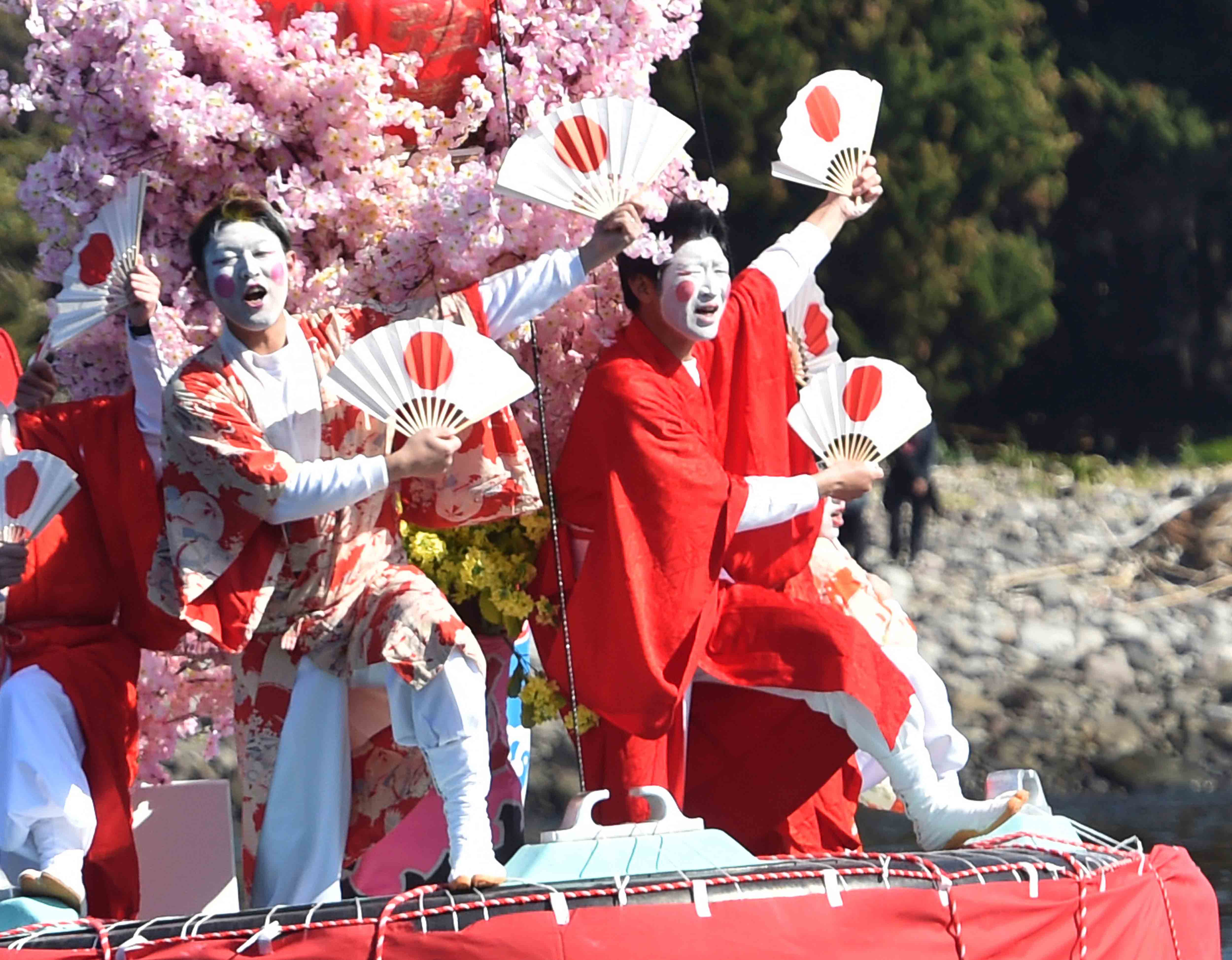日本静冈县举行“大濑祭” 男子扮女装舞蹈祈祷渔业丰收