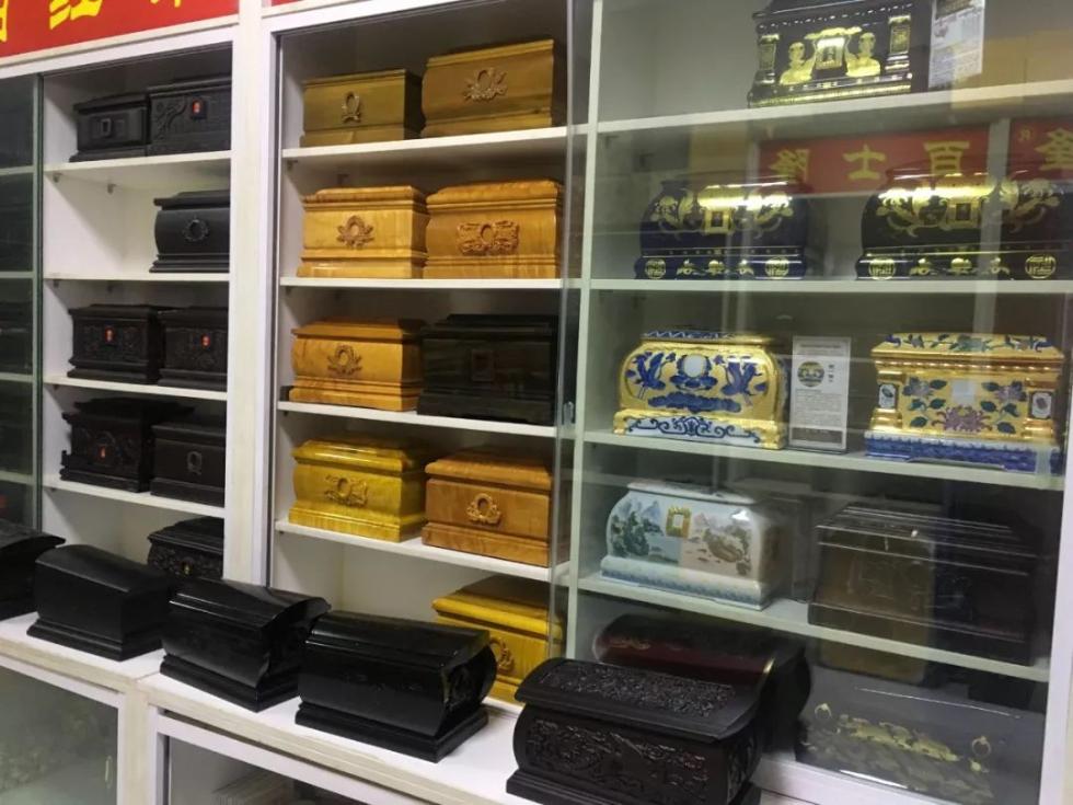 68万元,八宝山殡仪馆要卖2.2万元,我只卖6800元,纯金丝楠木的.