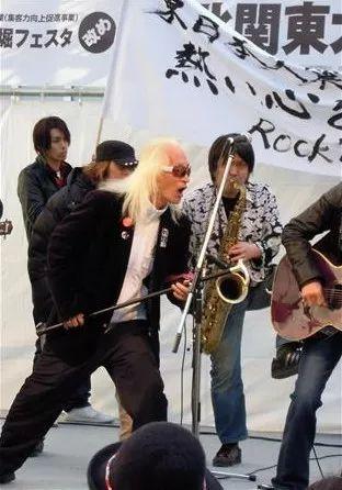 就连老头4月3日的告别仪式主题，都是一个大写的“摇滚”Rock'n Roll 。