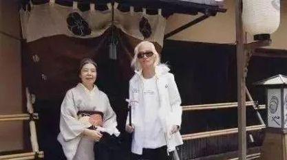 两人会一起去参加节目，时不时地相约吃个饭，还定了一个一年一度的结伴旅行之约。