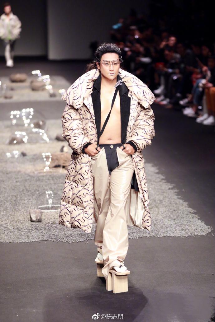 奇异服装被人骂,被称为落魄明星的陈志朋,这一次倒是得到了肯定