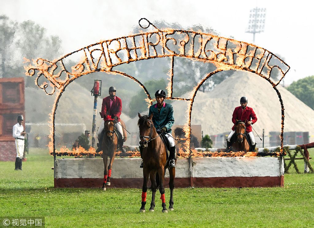 4 尼泊尔庆祝赛马节 骑手骑马驰骋钻火圈