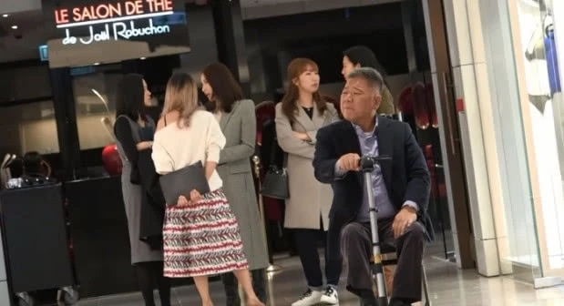 而老公马廷强就不影响她们的交谈，他坐着电动轮椅一个人四周看看。