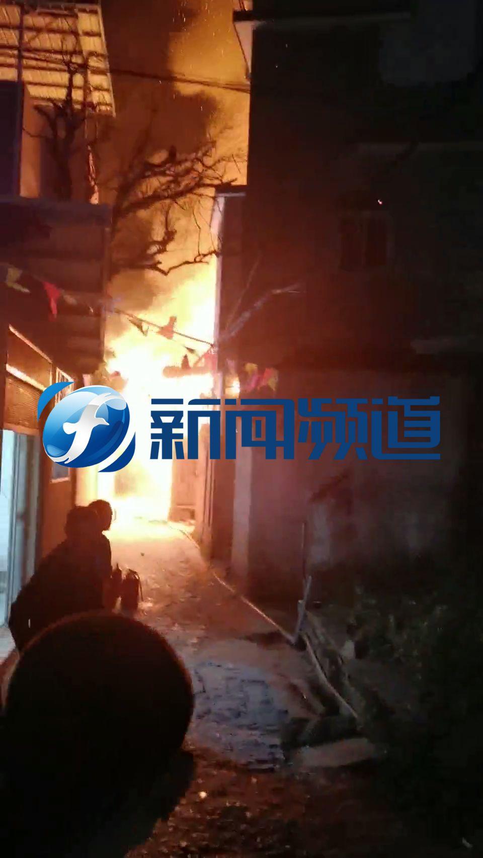 火光冲天!福州闽侯一近百年古厝着火 26名指战员到场扑救