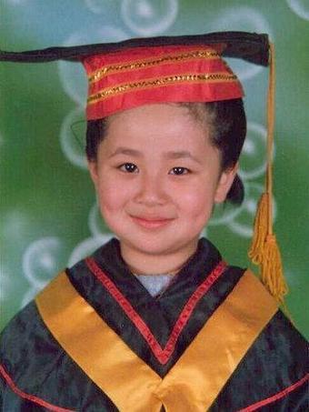 女星少见的童年照,杨幂可爱刘亦菲带仙气,杨紫意外