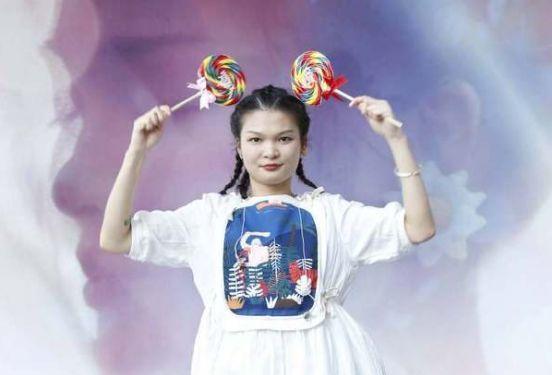 她其貌不扬,却拥有超强的创作天赋,《野子》《萤火虫》等作品备受观众喜爱。