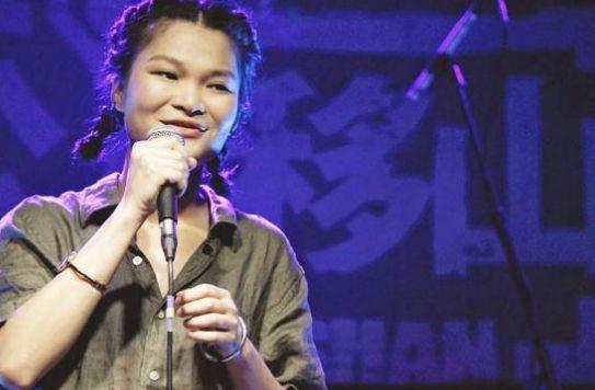 虽然苏运莹在大家心中是一个大大咧咧的女孩子,但现实生活中的她却十分文艺范。