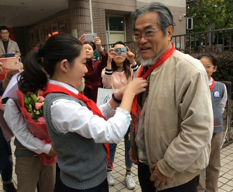邵子平（右）（图片来源：香港《大公报》）