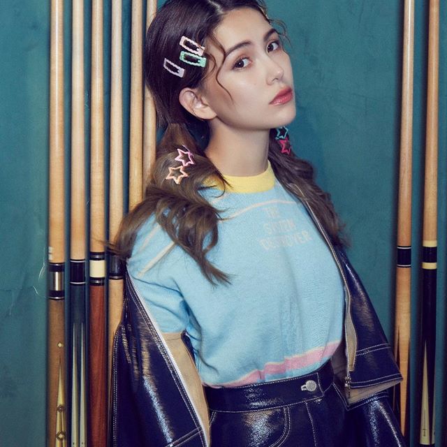 昆凌扎双马尾泡面刘海配彩色发卡俏皮可爱