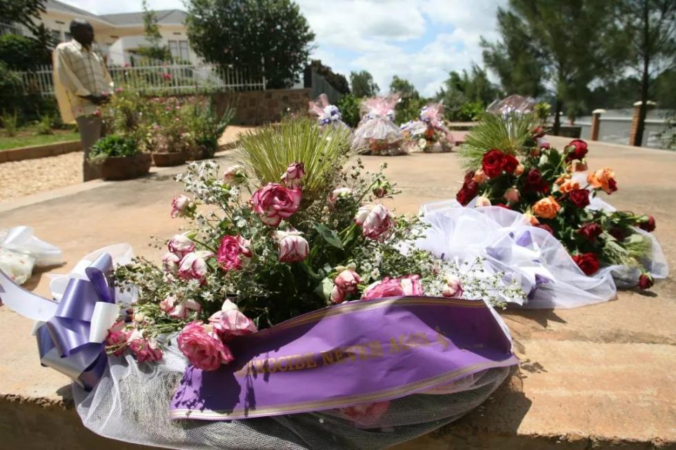 ↑图为卢旺达大屠杀纪念馆外摆放的鲜花。(新华社记者王迎摄)