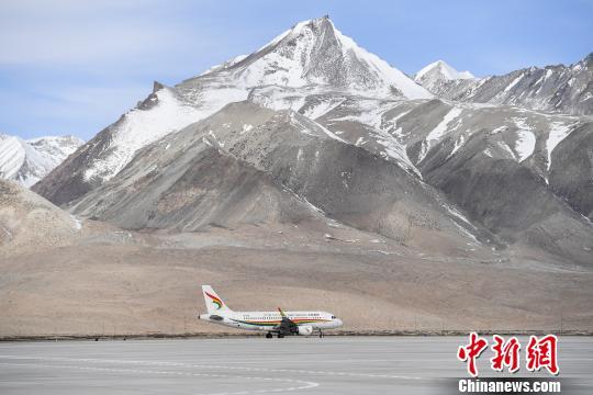 图为雪山环绕的西藏阿里昆莎机场。 何蓬磊 摄