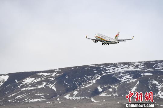 图为一架西藏航空班机从阿里昆莎机场起飞。 何蓬磊 摄