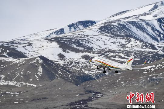 图为一架西藏航空班机从阿里昆莎机场起飞。 何蓬磊 摄