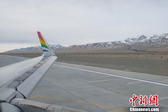 搭乘的西藏航空tv6008次航班平稳降落于海拔4274米的西藏阿里昆莎机场