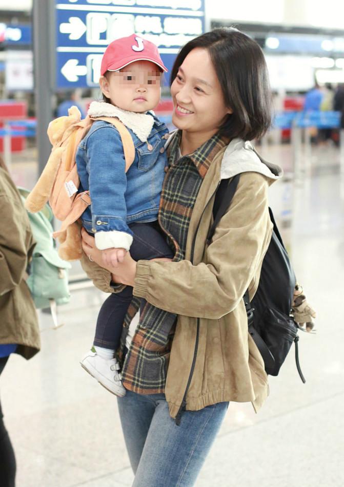 朱丹素颜抱女儿现身开心挥手 小小丹肉脸嘟嘟萌态足