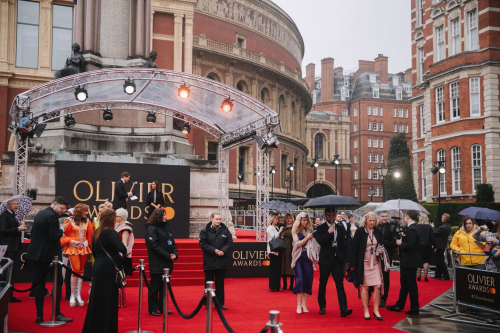 (位于伦敦皇家阿尔伯特音乐厅的奥利弗颁奖礼红毯现场)