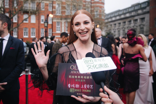 (《伙伴们》女主角罗莎莉•克雷格在红毯问候中国观众)