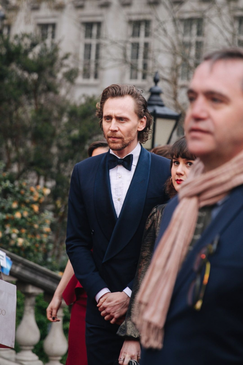 (男神“抖森作为颁奖嘉宾现身红毯)