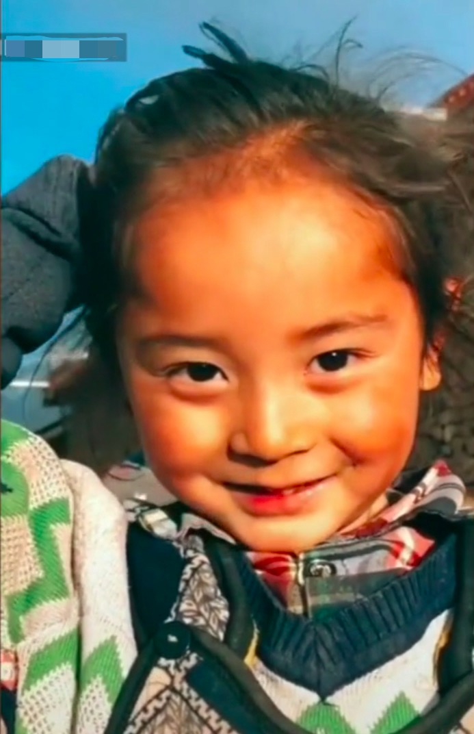 现年六岁的藏族小男孩普吾尼玛撞脸杨幂。
